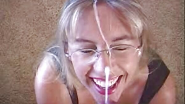 Die verführerische brünette riesen titten porn Verführerin Aliz fingert ihr Arschloch vor der Kamera