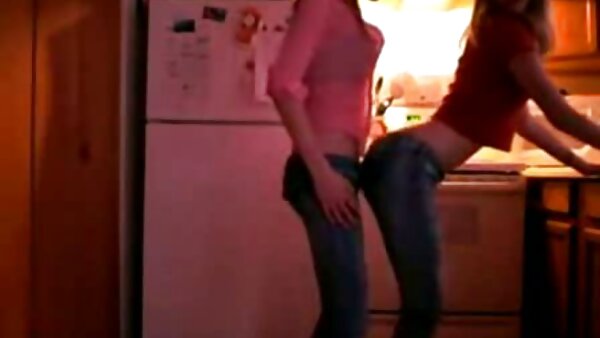 Dieses charmante brünette College-Girl in sexy große titten porn Uniform ist bereit für einen heißen Fick. Zuerst lutscht diese geile Hottie den massiven Schwanz des Kerls und reitet dann in Cowgirl-Pose auf einem fetten Werkzeug, das ihren hüpfenden riesigen Arsch schlägt.